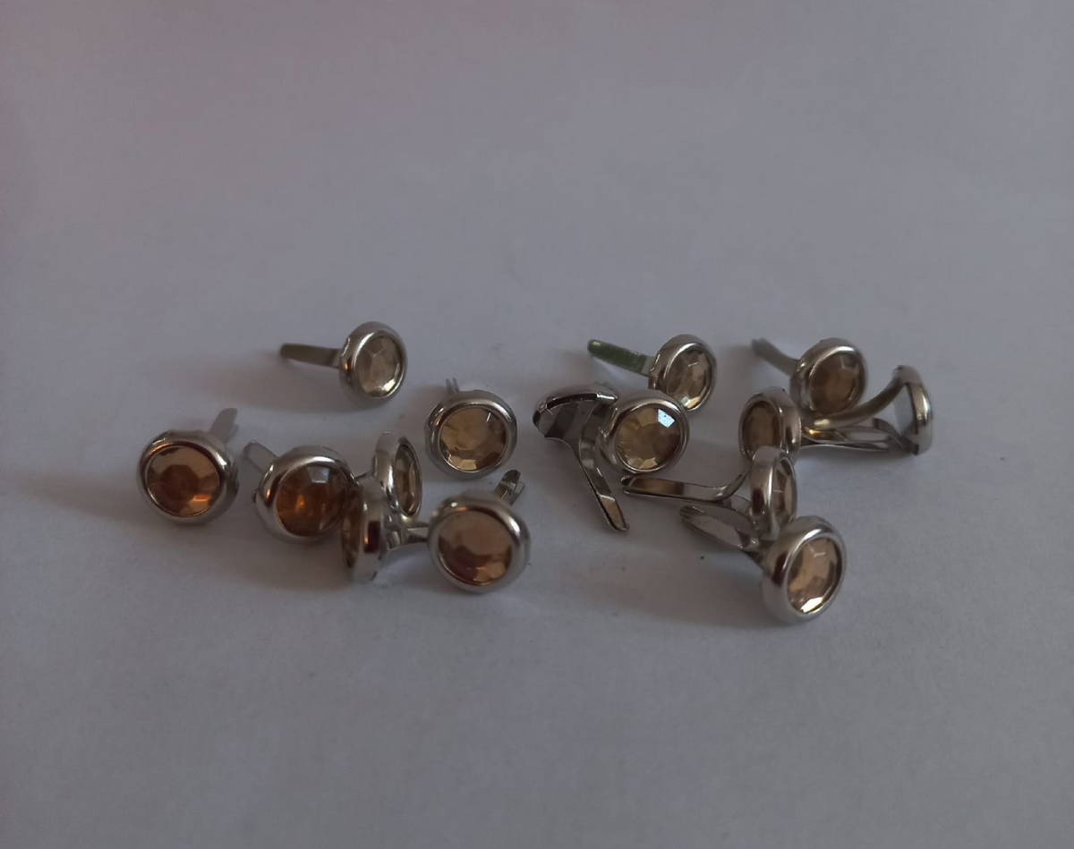 Brad Pins Med Brown