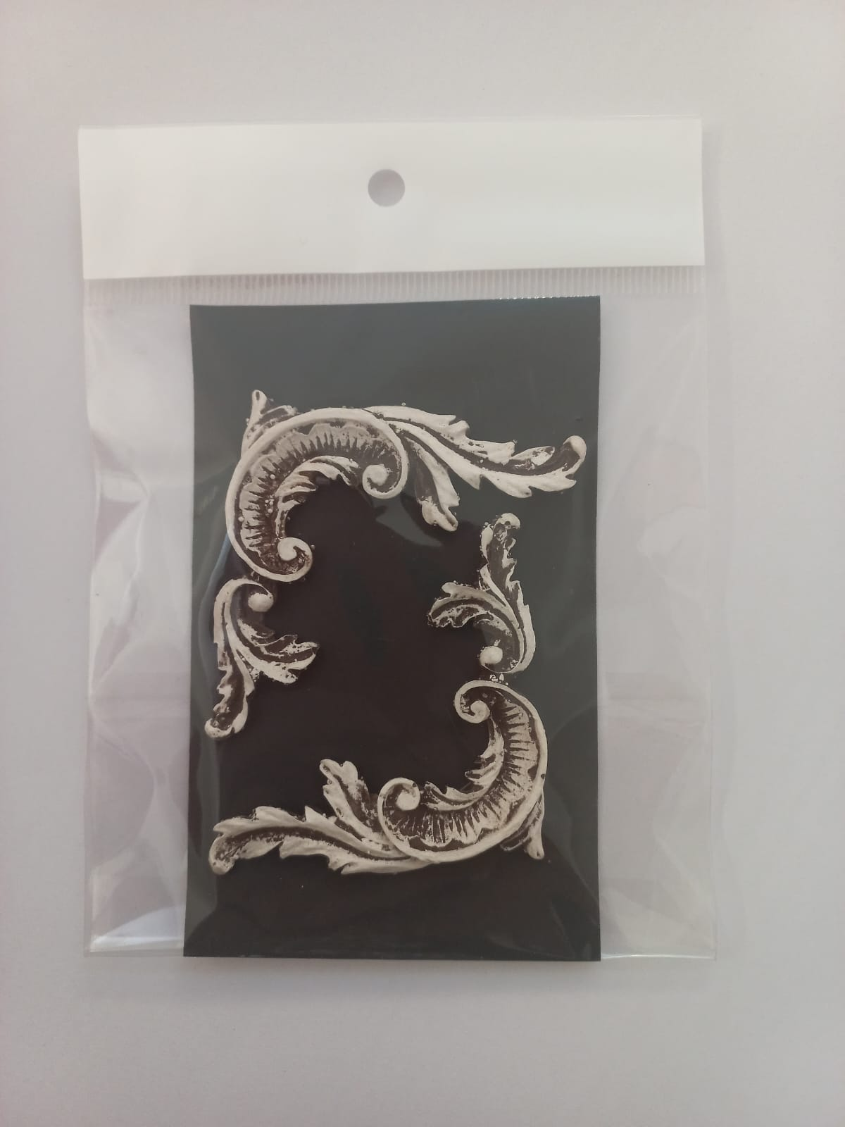 Resin Corner Scroll Cream Antique