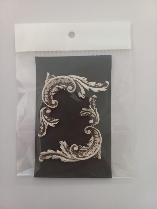 Resin Corner Scroll Cream Antique